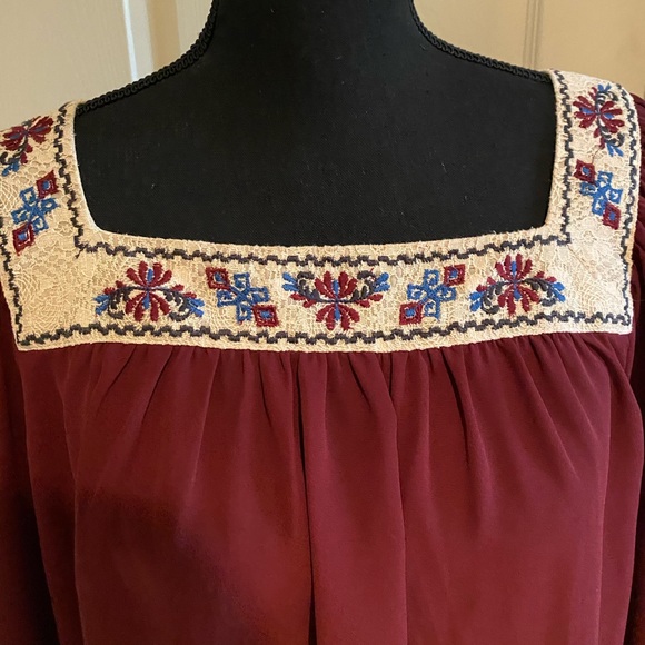 Embroidered square neck blouse - Picture 2 of 6